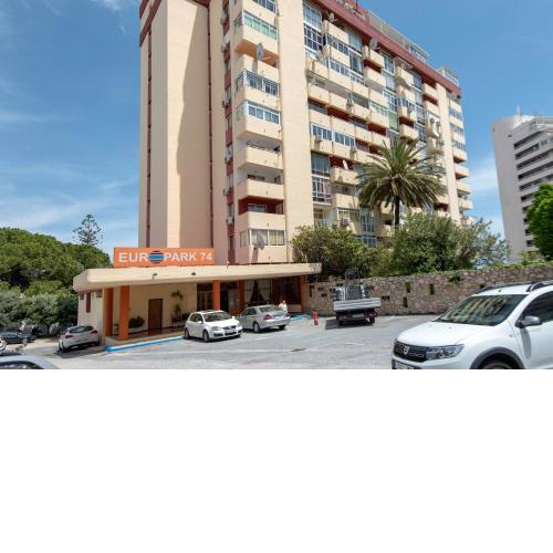 Fabulous sunny second floor apartment - Edificio Europark - overlooking gardens and pools.