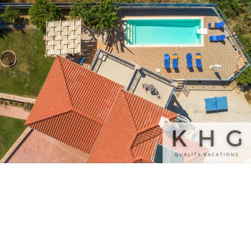 Family & Friends Villa with top view, Pool & Barbecue in beautiful Karavados Village!