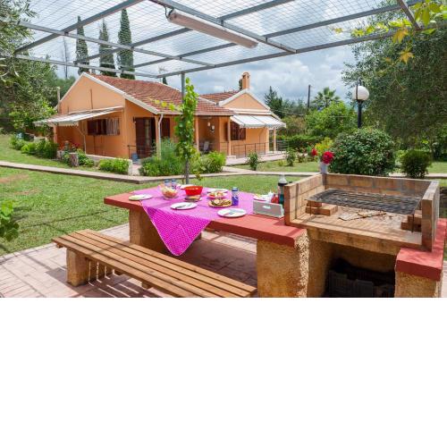 Family Holiday Apartment with garden & BBQ