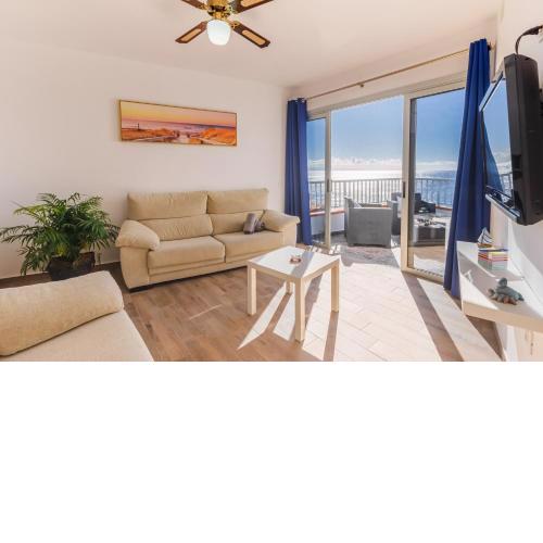 Family home with stunning sea views!