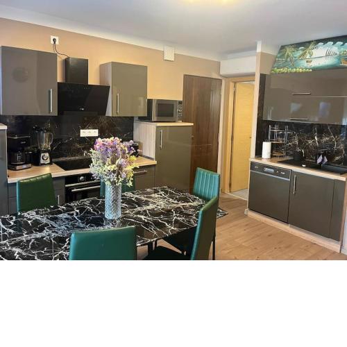 Family Maisonette App. Pool, Parking