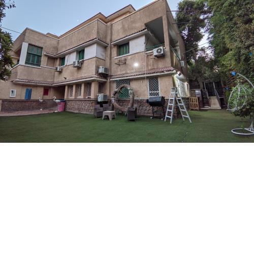 Family villa with private entrance, swimming pool and parking