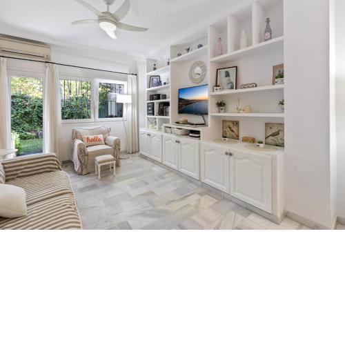 *Fancy 2BR in Golden Mile to Spend the Winter*