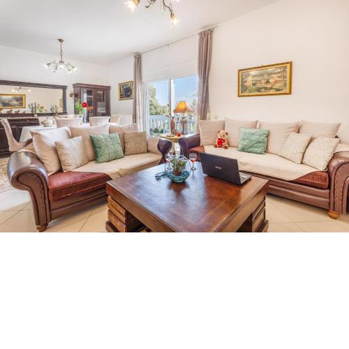 Fanis Family House