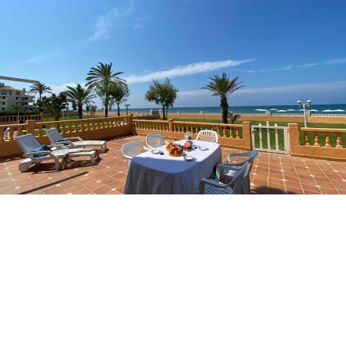 Fantastic first beach line 3-bed apartment