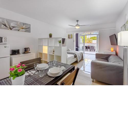 Fantastic Large Studio in front of Beach Heated Pool WiFi