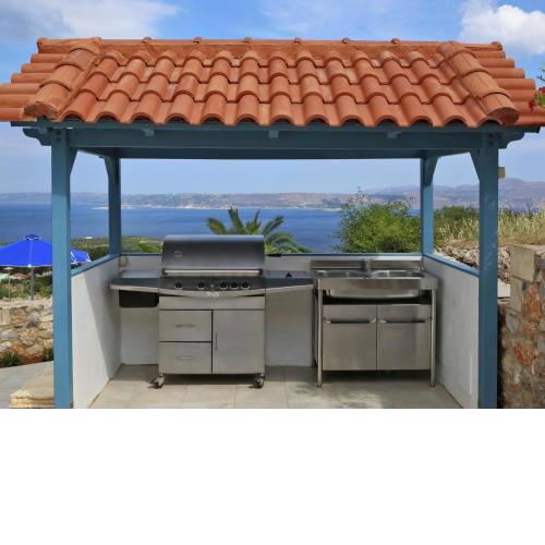 Fantastic luxe modern Villa large garden private pool outdoor kitchen NW