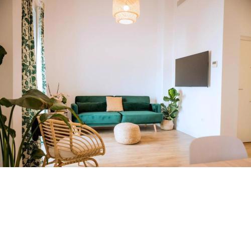Fantastico apartamento recien renovado con piscina en la azotea, dos dormitorios y aparcamiento gratuito en la calle.