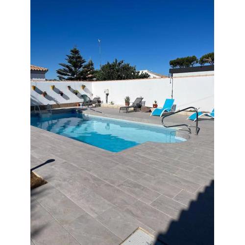 Fantástico chalet con piscina 2 km de la barrosa