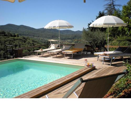 Farmhouse in Cortona wit garden and pool