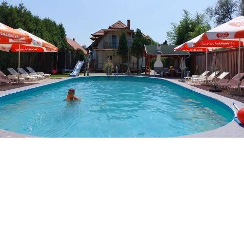 Ferienhaus direkt am See mit Pool, WLAN, Spielplatz