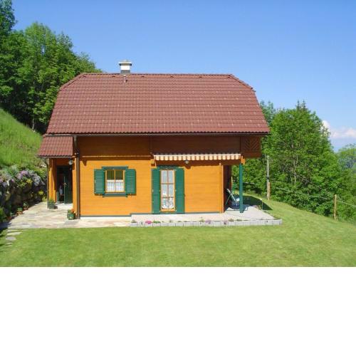Ferienhaus in luftiger Höhenlage mit tollem Ausblick von der Terrasse auf den See im Tal