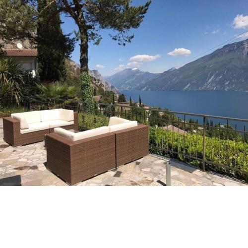 Ferienhaus in ruhiger Lage mit traumhaftem Panoramablick auf den Gardasee und gegenüberliegendes Bergmassiv