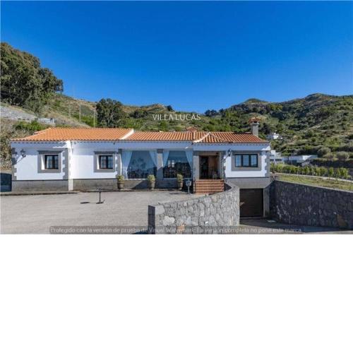 Ferienhaus mit Gartenterrasse und Pool sowie einem Nebenhaus in ländlicher Naturlage