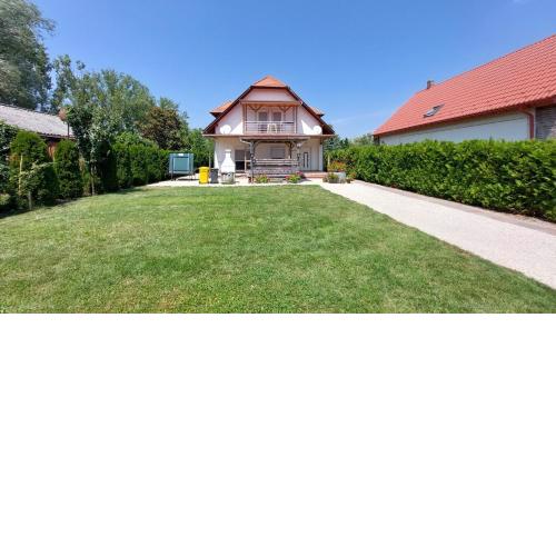 Ferienhaus mit Pool und direkter Zugang zum See