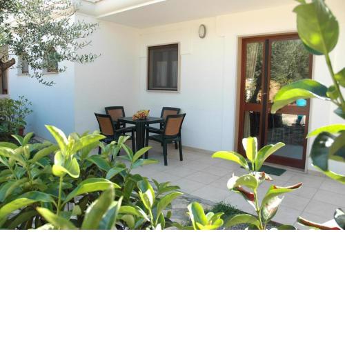 Ferienwohnung ulivo mit Pool und Privatstrand -1