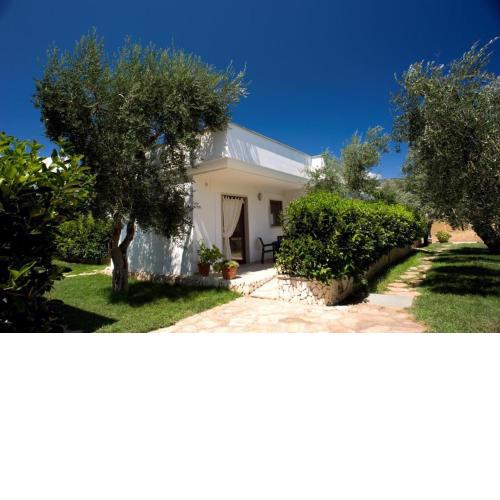 Ferienwohnung ulivo mit Pool und Privatstrand