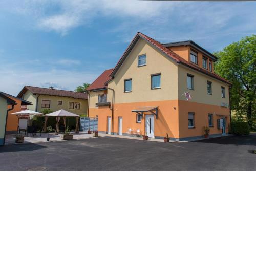 Ferienwohnungen und Zimmer Yassi