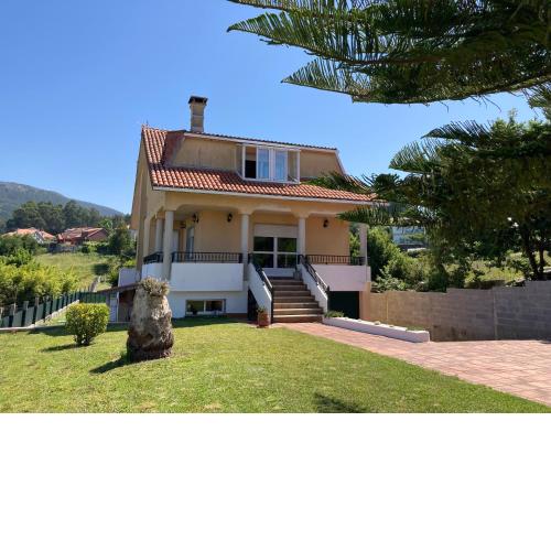 Finca A Cubeliña. Casa con piscina en la ría de Arousa