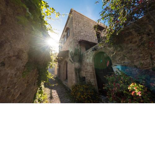 Finestra Medieval Home