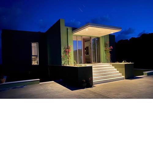 FinIQ Boutiq Studios + Apartment