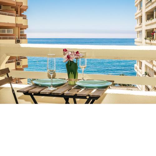 First line! ART-Apartment on the seafront of Marbella with swimming pool