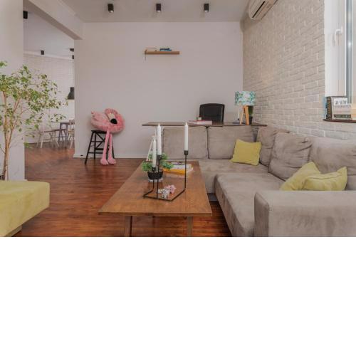 Flamingo Flat /Two-bedroom with Balcony\