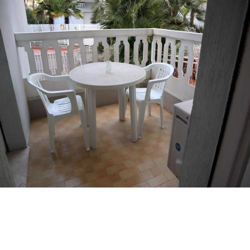 Flat for 4 People with Terrace in Residence with Shared Swimming Pool