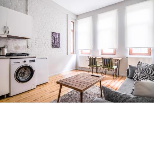 Flat with a Refreshing Balcony in Beyoglu
