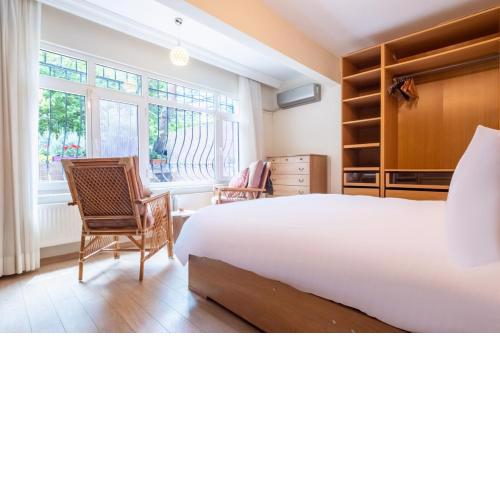 Flat with Garden Close to Coast in Uskudar