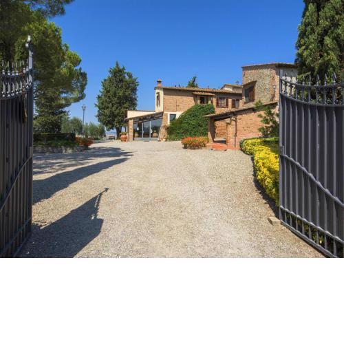 Flat with shared pool and air conditioning