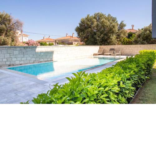 Flat with Shared Pool Close to the Beach in Cesme
