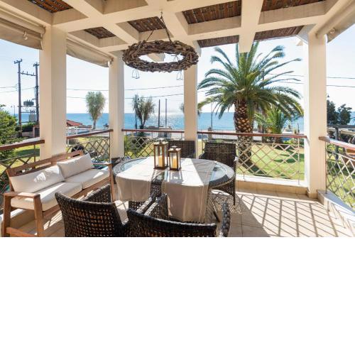 #FLH - Vitamin Sea Beachfront Villa, Sithonia