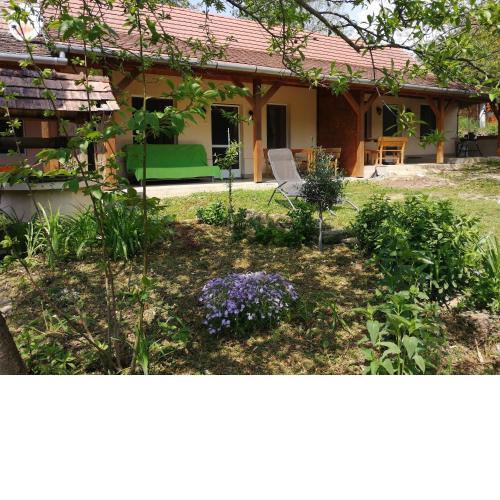 Flóra Apartmanok