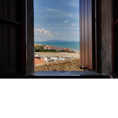 Fortezza, vista mare nel centro del borgo medioevale