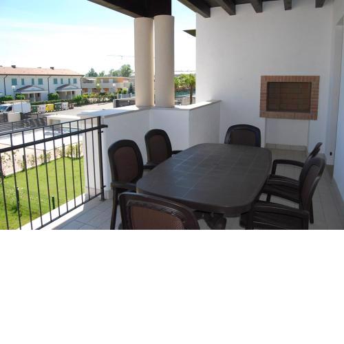 Four-room flat in a beautiful village with swimming pool - By Beahost Rentals