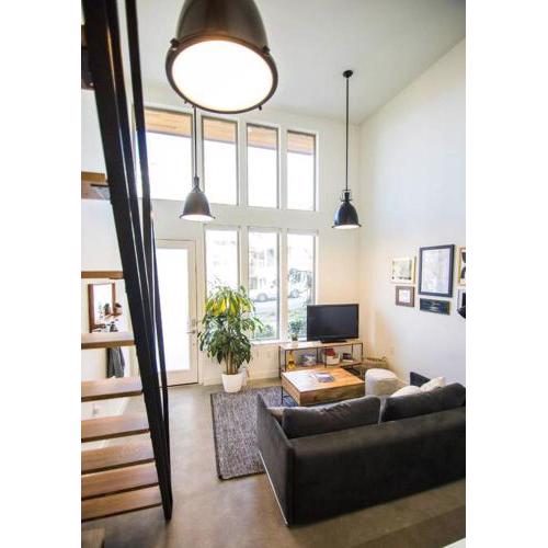 Free Parking, Close to Subway, Center Location