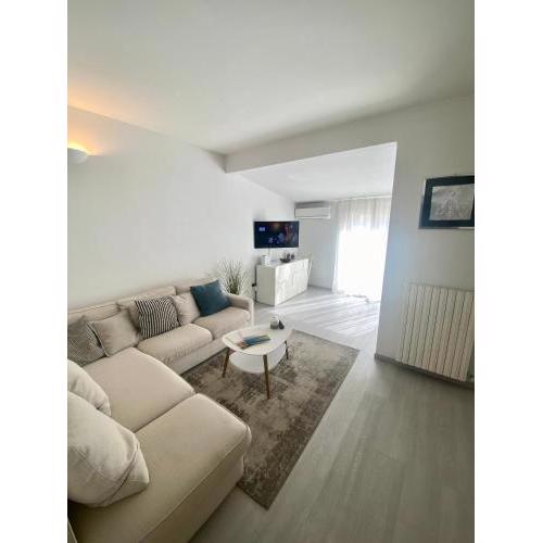 FrontBeach Attic Apartment - with access to beach club