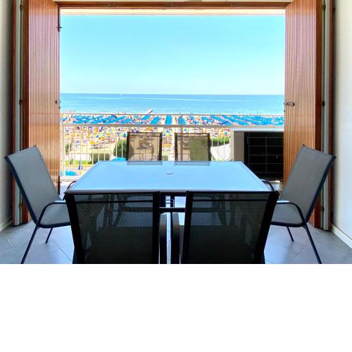 Fronte mare stupenda terrazza Piramide Jesolo Lido Carraro Immobiliare