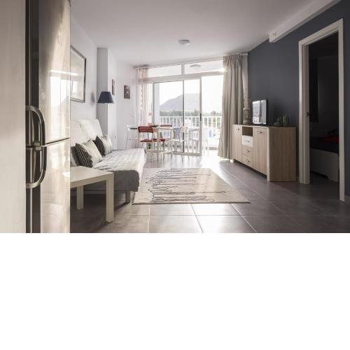 Full center of Las Americas, renovated, high floor