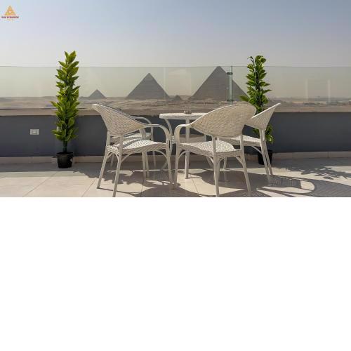 Full Pyramids view Suites with Private Roof spot