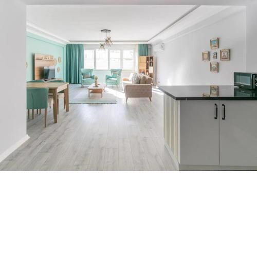 Fully renovated Modern Apartment