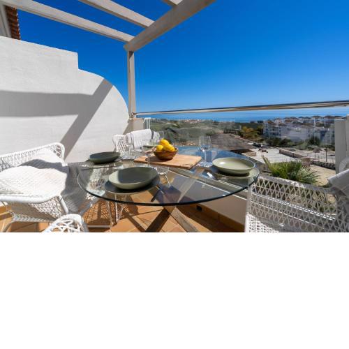 Fully renovated, top floor apt with amazing panoramic sea views Manilva