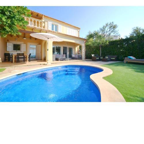 Fun connected holiday home just 200m from wide sandy beach on Mallorca
