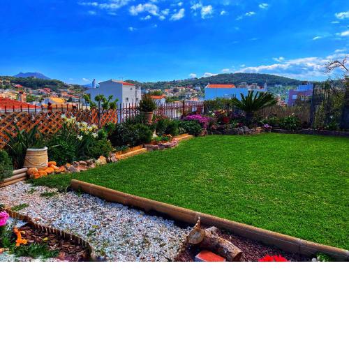 GardenBnB- apartment with garden & seaview