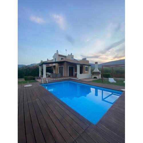 Georges Villa Galaxidi, family, pool and garden