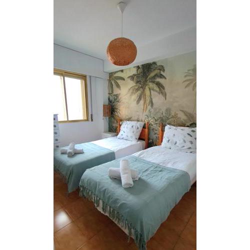 Gerona apartment next to the Strip with pool & parking