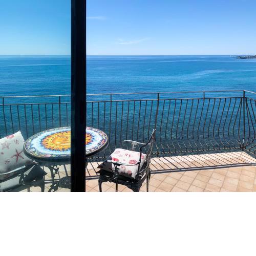 Giardini Beach loft