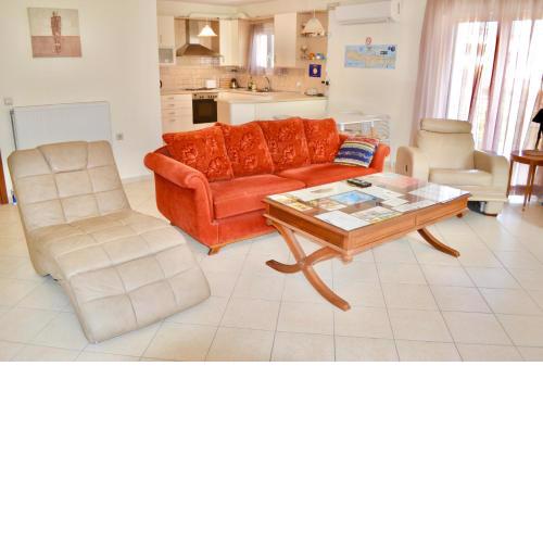 Giorgos Large Size Apartments -Family Friendly with Free Parking and Yard Views