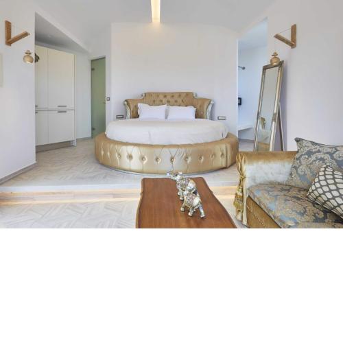 Glamourous One Bedroom Suite in Santorini